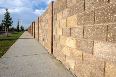 Distanze legali muri di cinta e di contenimento, tubi, vasche e pozzi